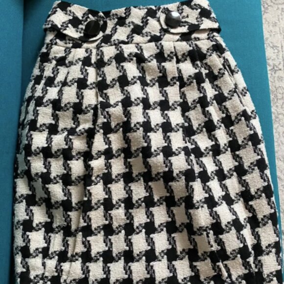 Jupe classique noire et blanche _Black & White Classic Skirt – Timeless Elegance - Picture 1 of 9